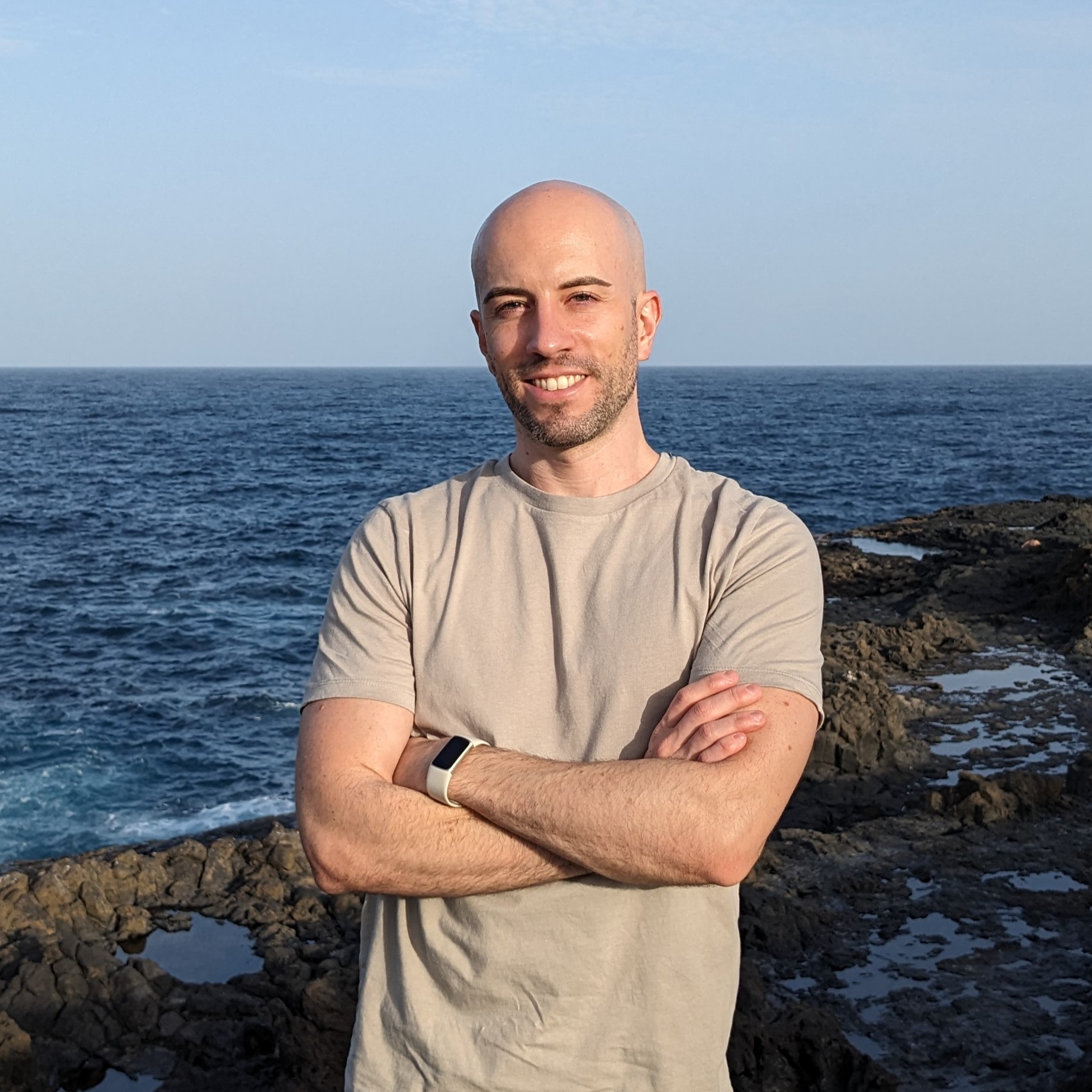 Retrato de Adrián Melic junto al mar.